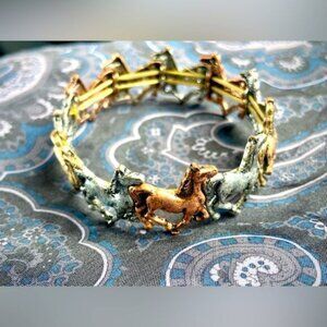 🔹Tri-Tone Running Horse Bracelet